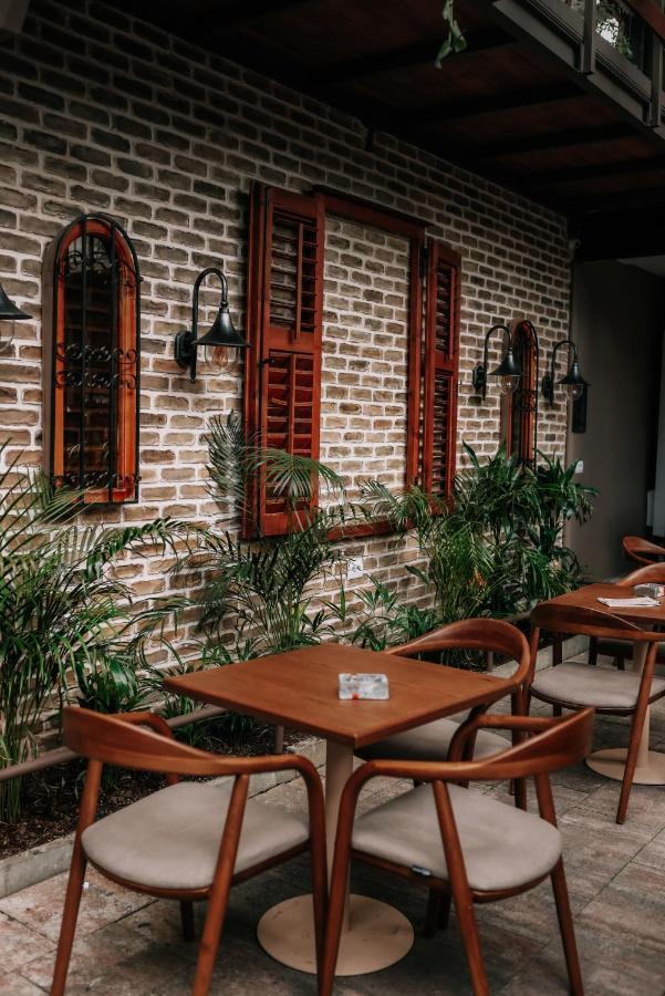 Bed Station Hostel & Bar Shkodër Buitenkant foto