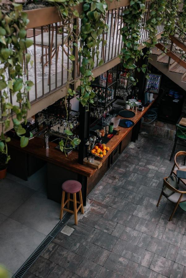 Bed Station Hostel & Bar Shkodër Buitenkant foto