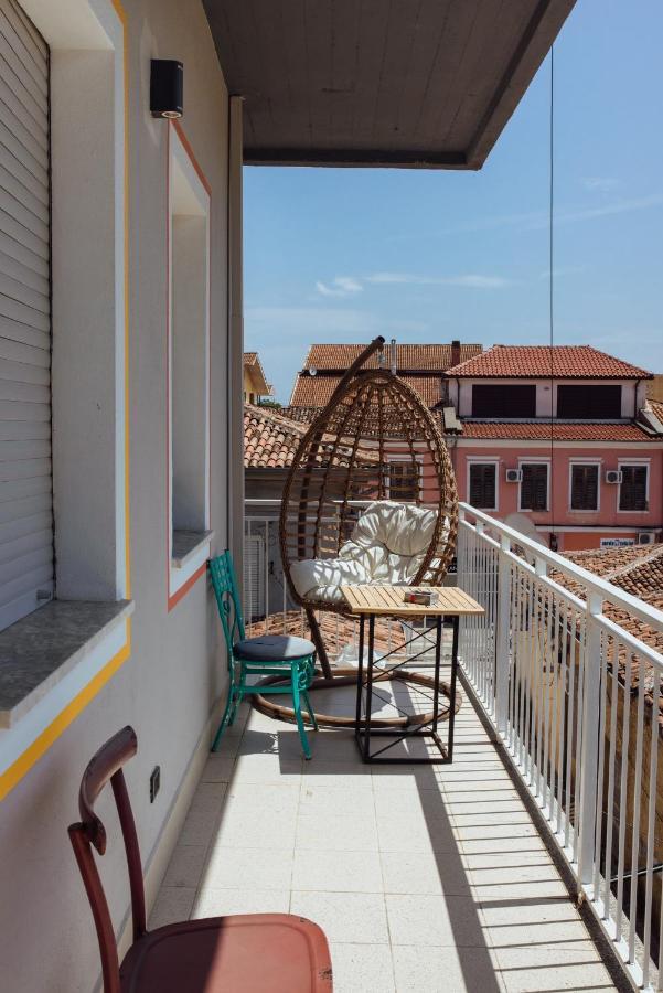 Bed Station Hostel & Bar Shkodër Buitenkant foto