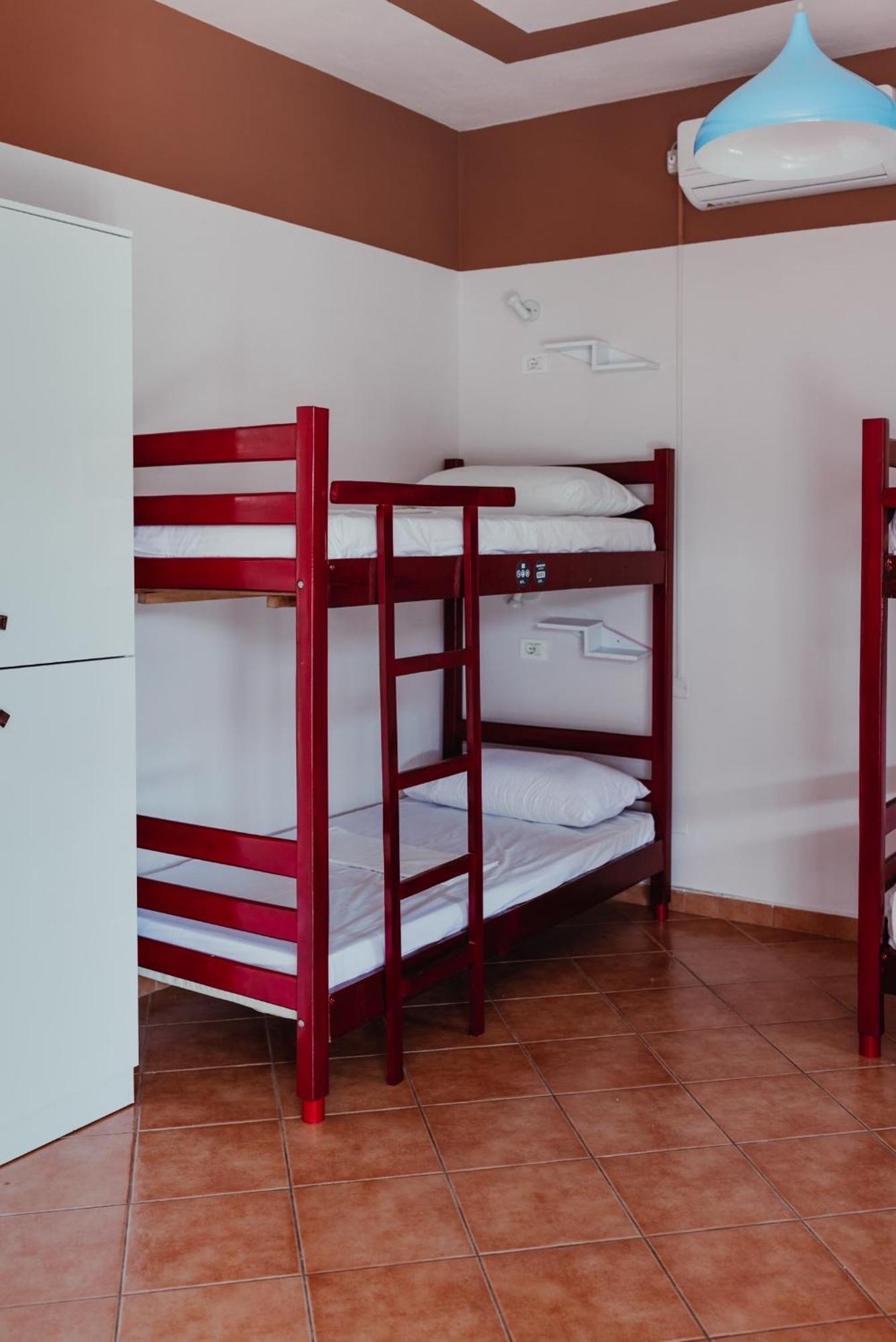 Bed Station Hostel & Bar Shkodër Buitenkant foto