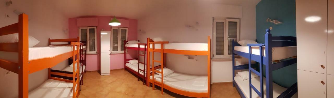Bed Station Hostel & Bar Shkodër Buitenkant foto